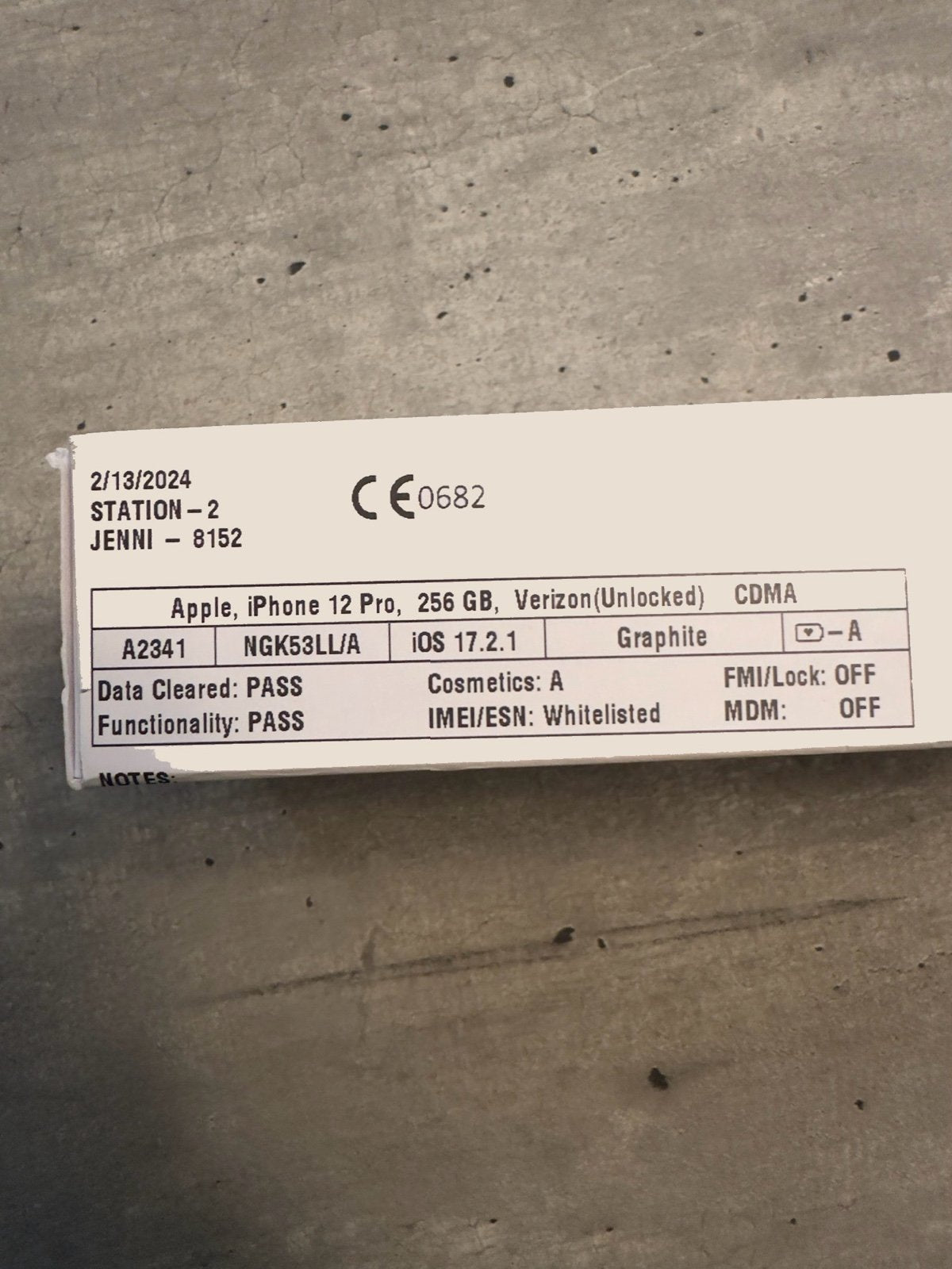 LIKE NEW! Unlocked iPhone 12 Pro 256gb Graphite 9R51