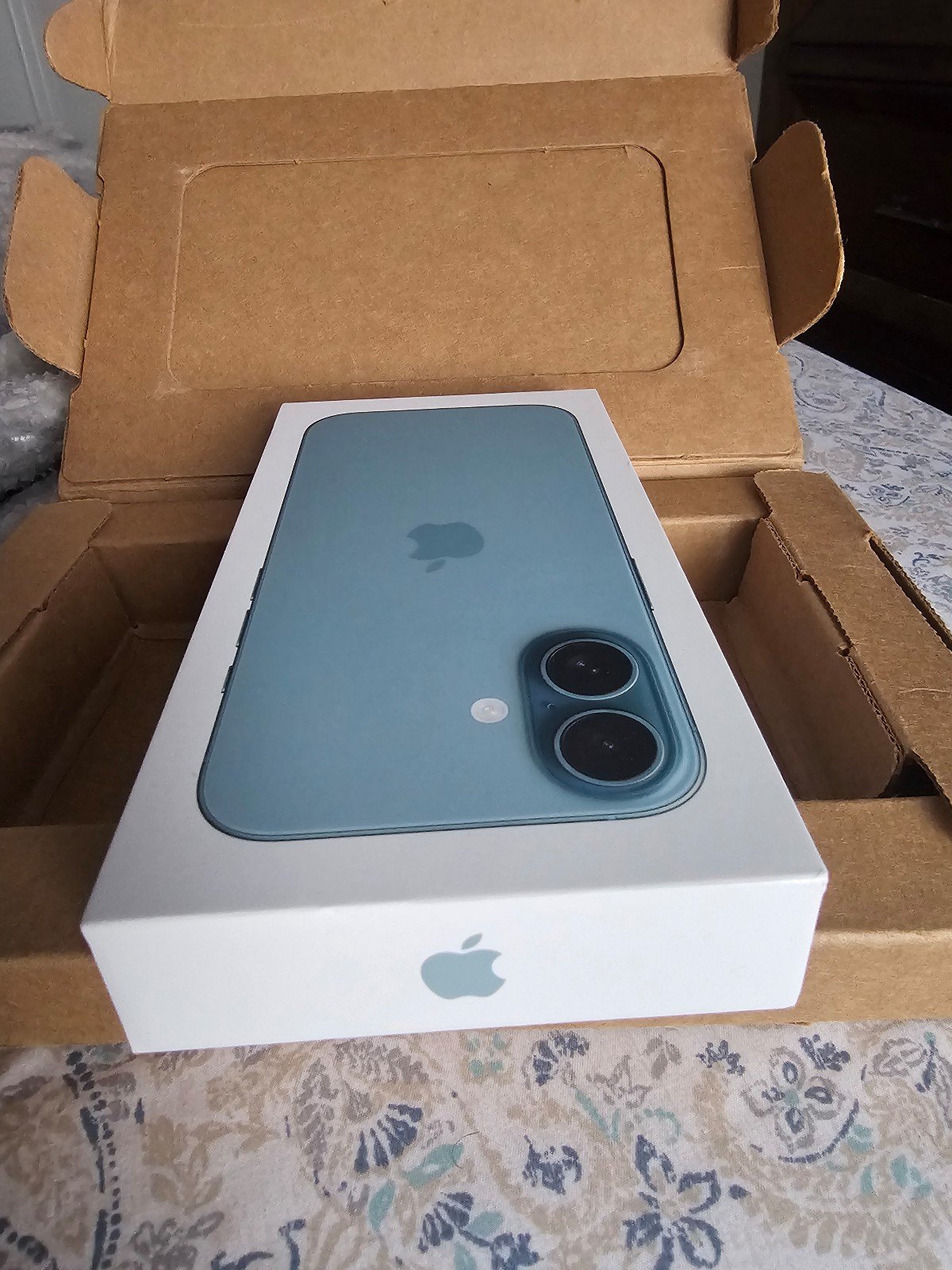 Apple iPhone 16 6T28