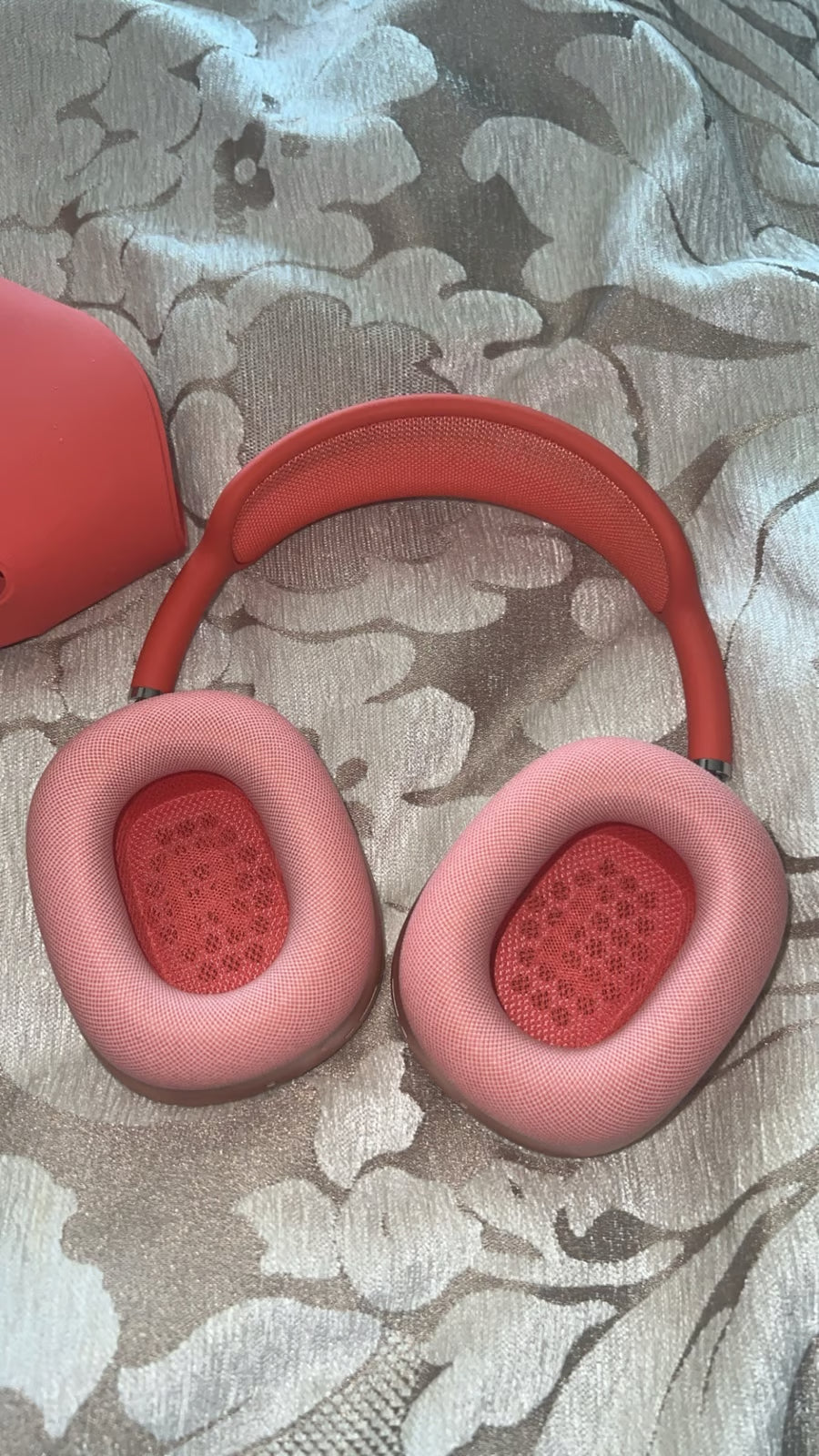 AirPods Max red 9L36