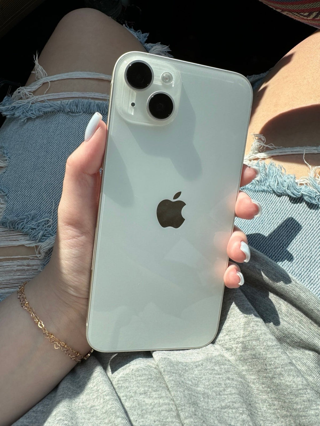 White iPhone 14 plus 1K26