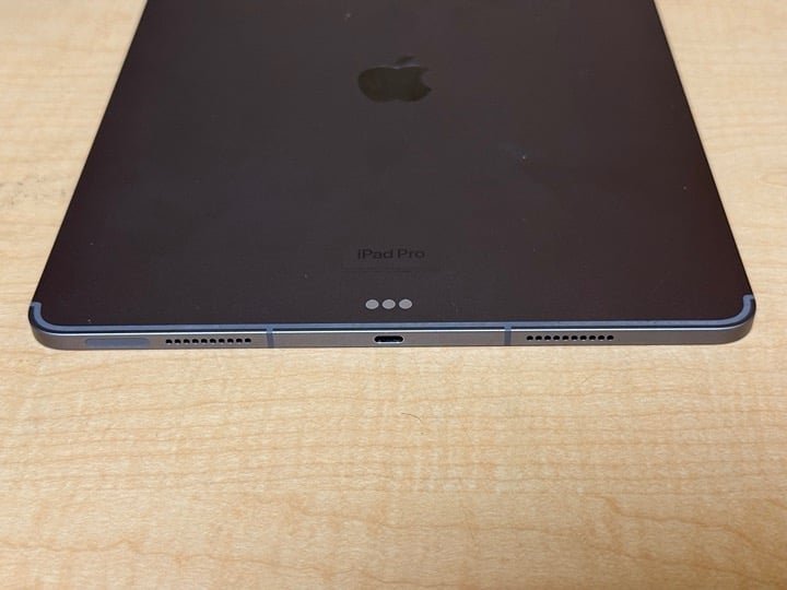 ACCESSORIES INCLUDED - M2 12.9"" iPad Pro 256GB Cellular Lightly Used - Unlocked 8D63