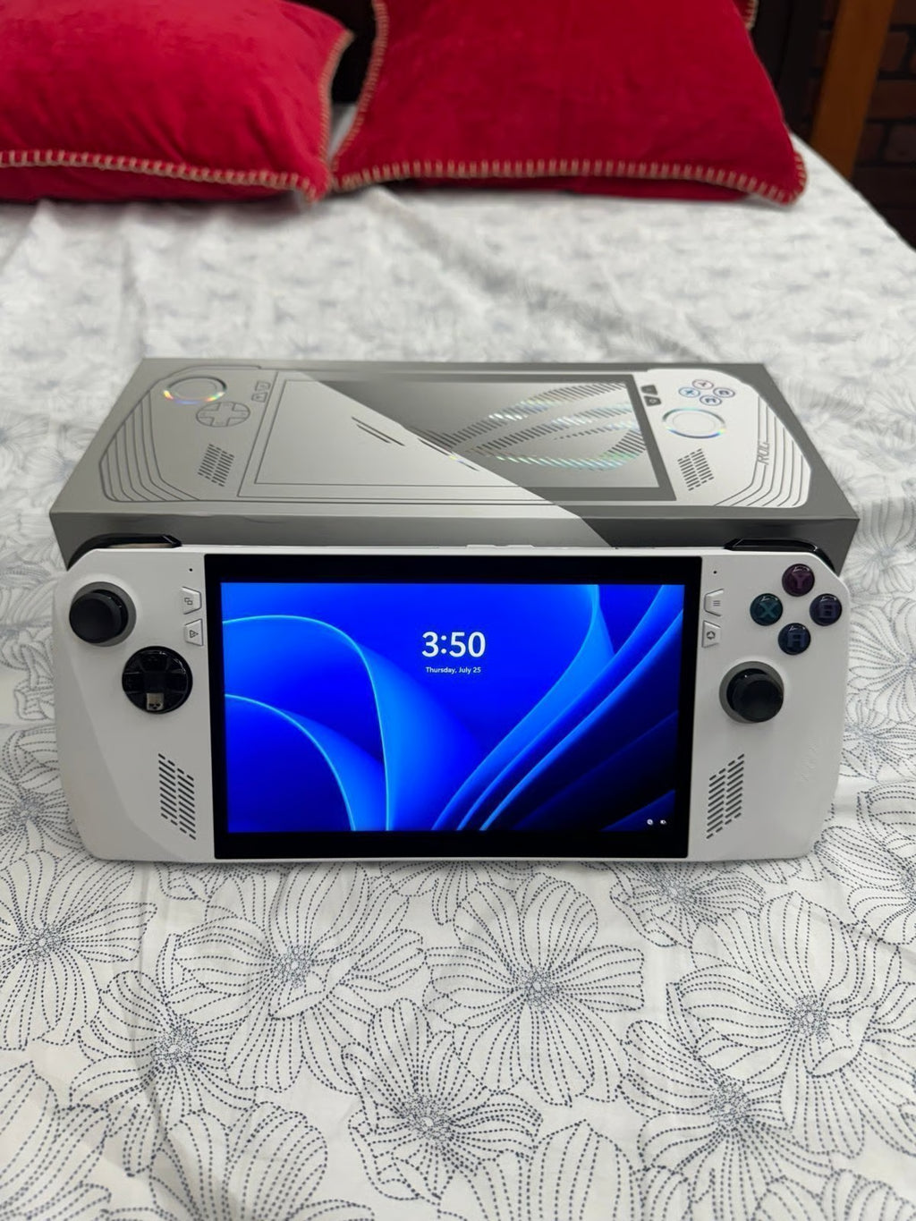 ASUS - ROG Ally 7"" 120Hz FHD 1080p Gaming Handheld - AMD Ryzen Z1 Extreme Proces 8A55