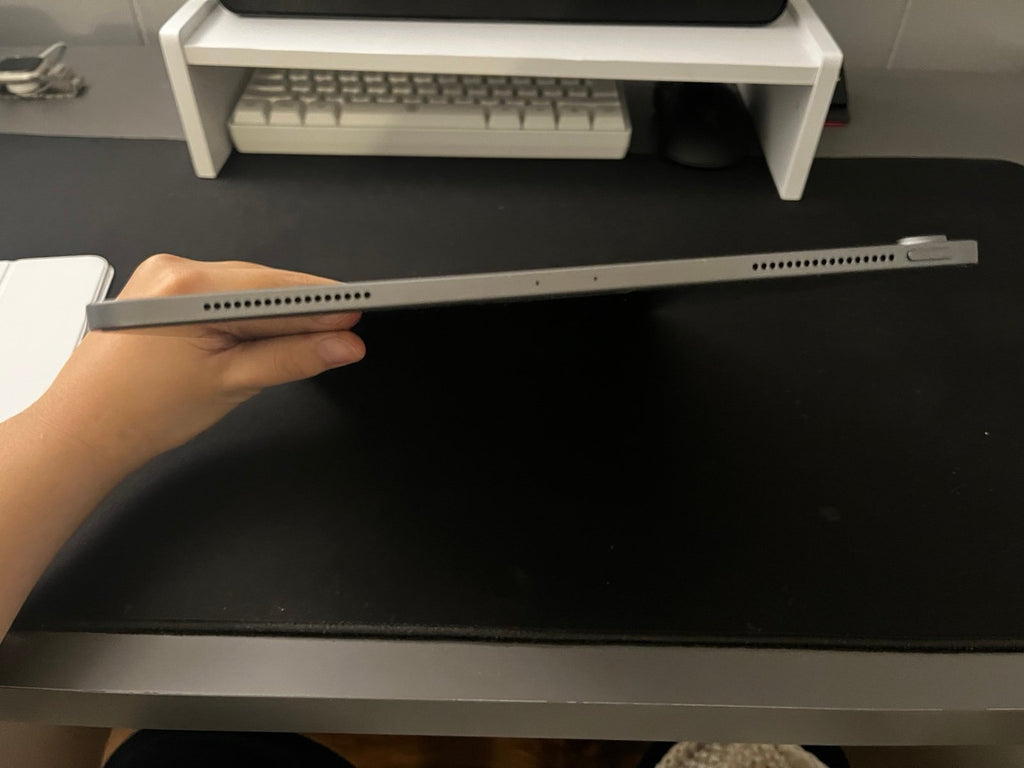 Apple iPad Pro 3rd Generation 12.9�?64GB with folio case 7V81