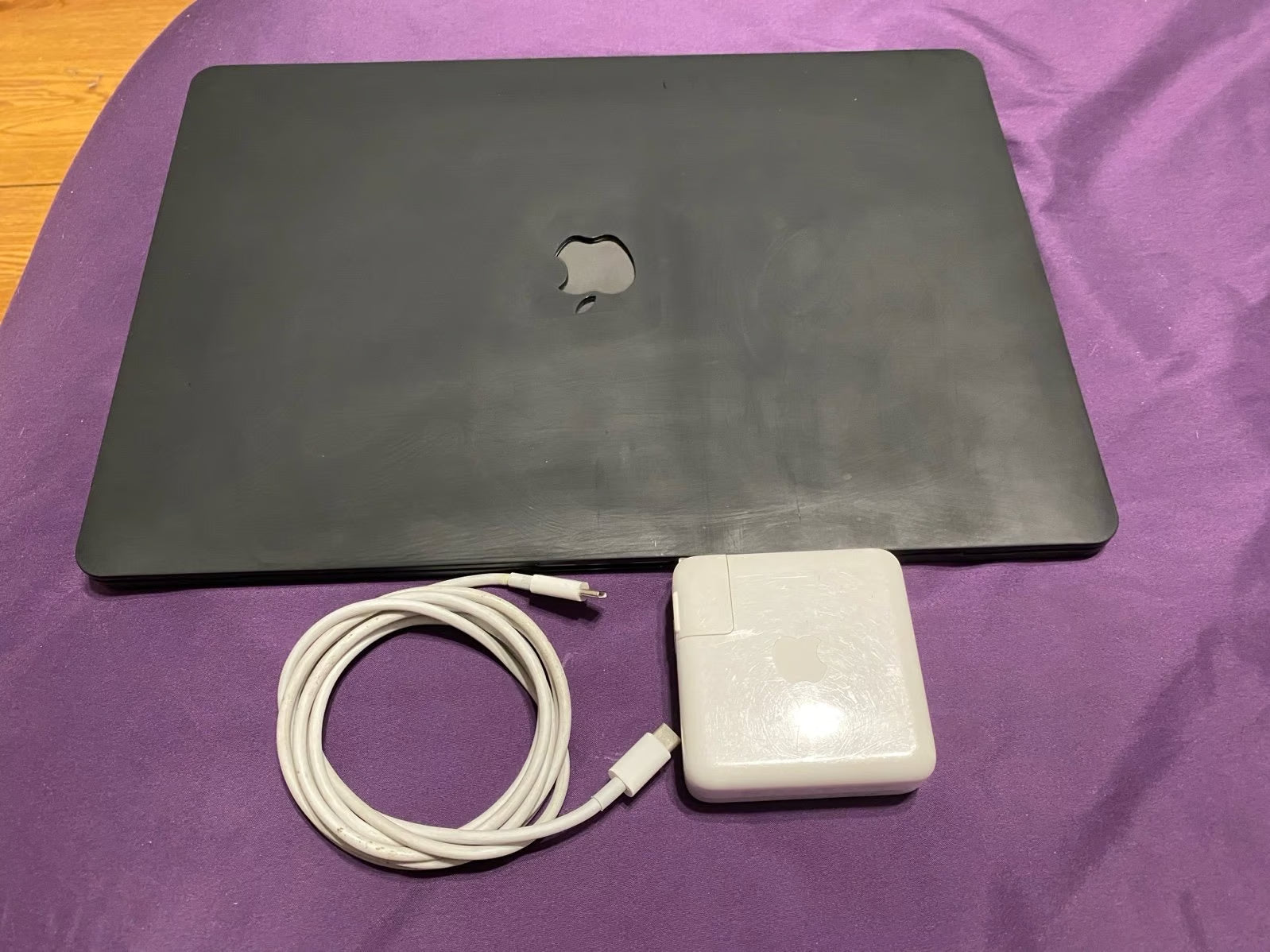 MacBook Pro 2019 Core i9 32gb Ram 512gb ssd 15 inch touchbar Radeon Pro Vega 16 5S88