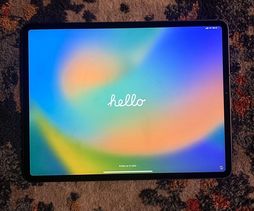 Apple iPad Pro 3rd Generation 12.9 inch + Cellular and Keyboard 8C82