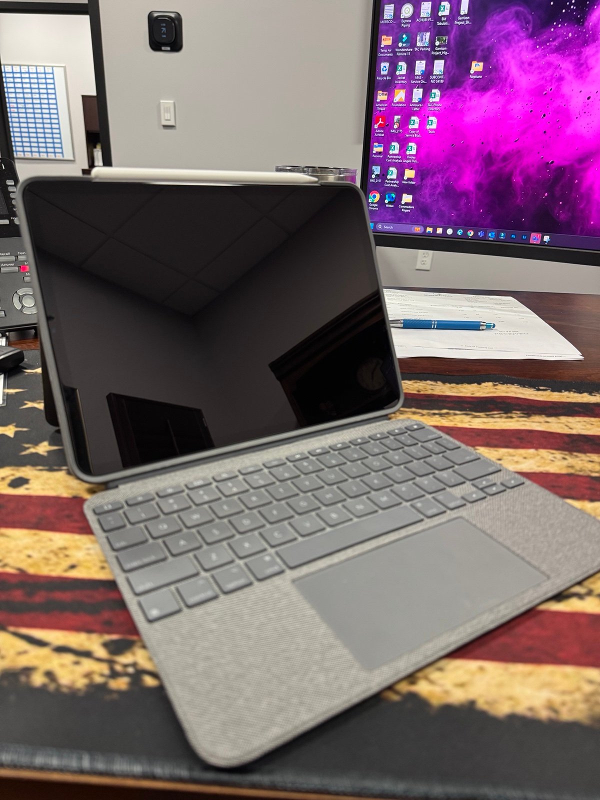 Apple IPad Pro 11 (AT&T) with Logi keyboard and Apple Pencil 7V27