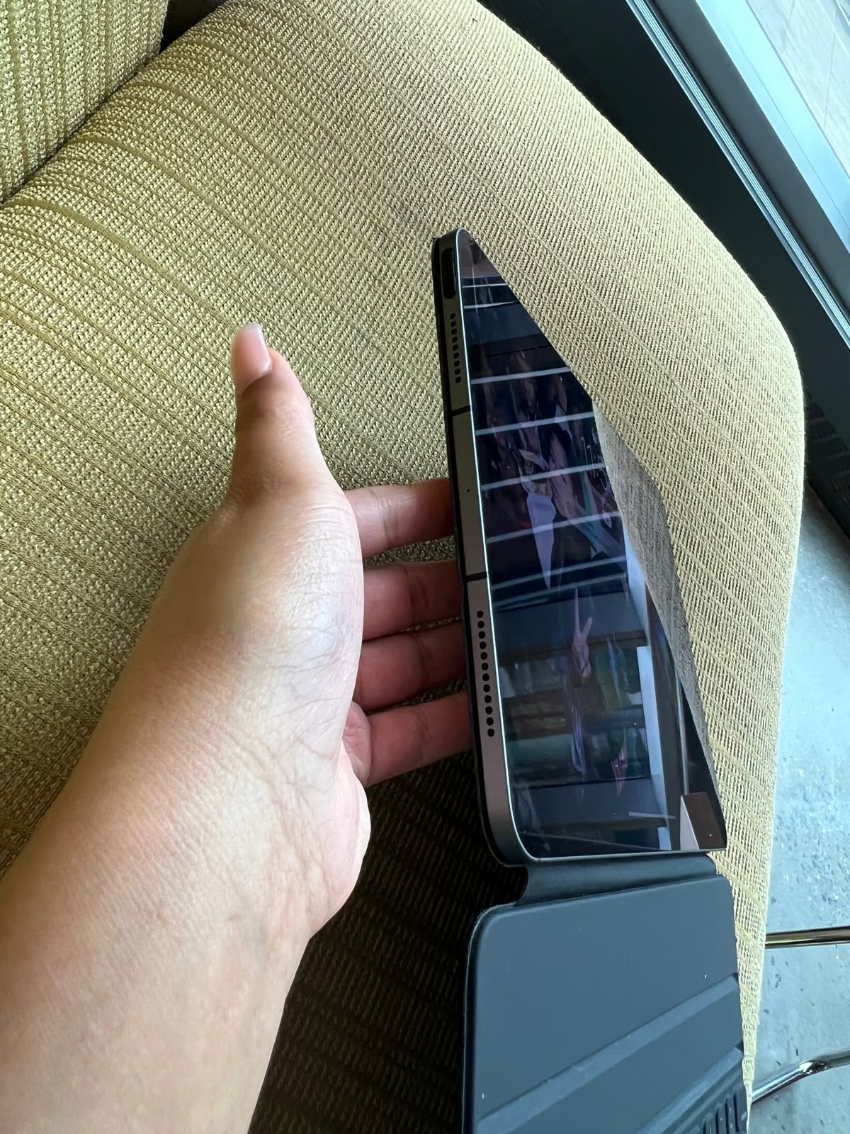 Apple iPad Air 4th Generation 64 GB in Black with keyboard 8N19