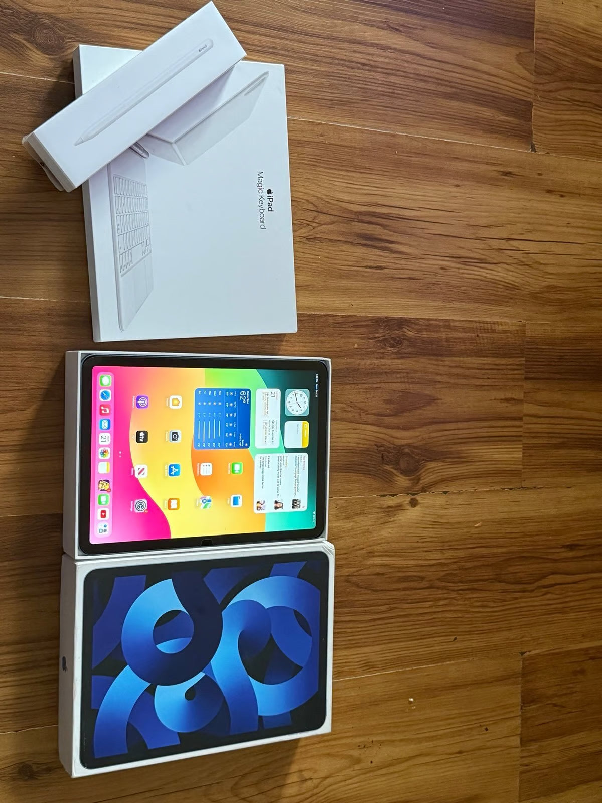 Apple iPad Air 5th Gen 256GB in Blue unlocked M1 /Magic keyboard /Apple Pencil 1C96