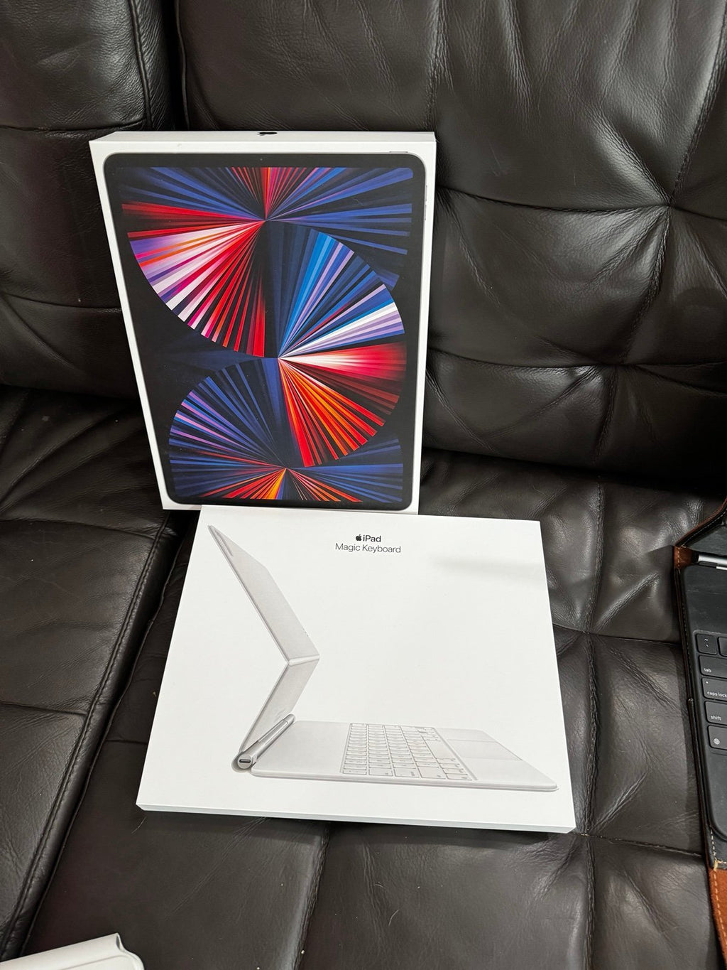 ipad pro 5th gen 12.9 inch 2TB w Magic Keyboard 9H13