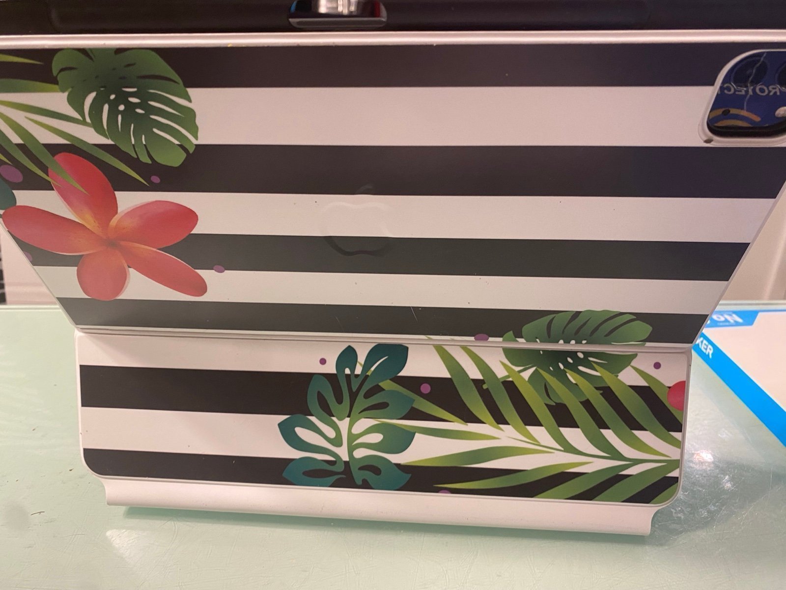 Apple iPad Pro 5th Generation 128 GB 12.9�?5G & bundled with extras 7Q21