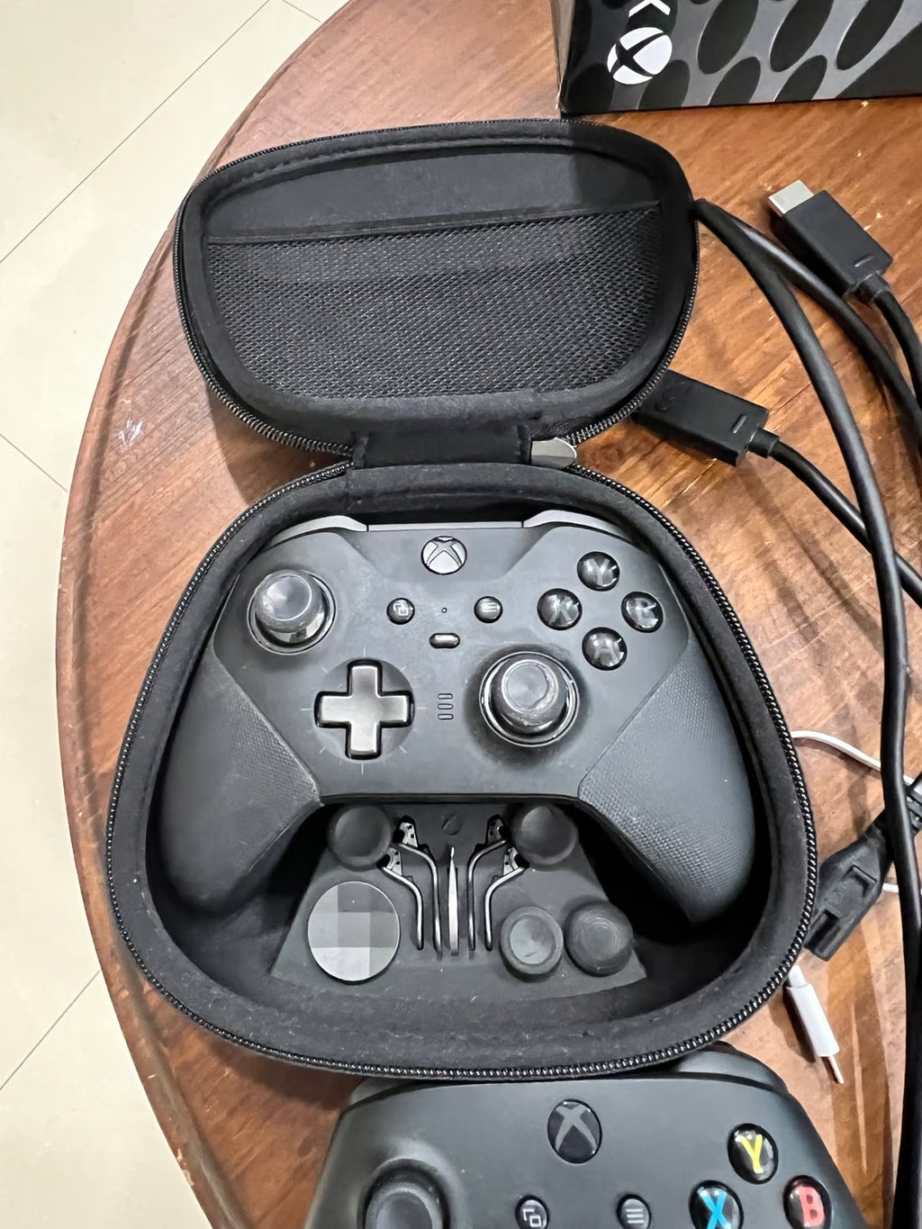 Xbox series x with Xbox pro controller 6J17