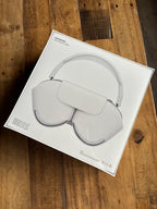 AirPods MAX silver with white headband  and Smart Case 7A11