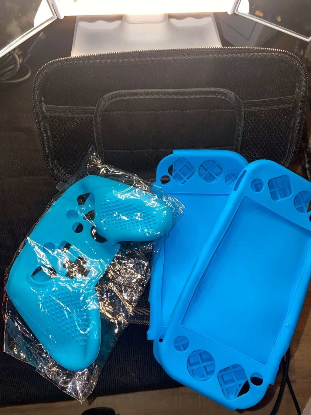 Nintendo Switch Pokemon Scarlet & Violet Edition + new ""age of calamity"" game. 2D27