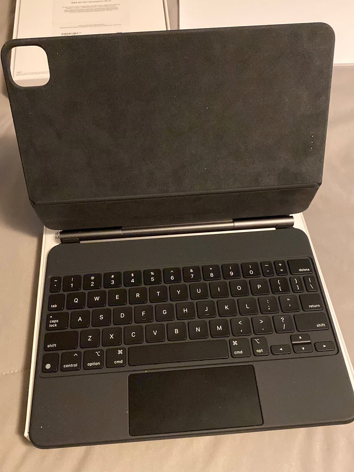 Apple iPad Air 4th Generation WiFi 64 GB in Space Gray w/ Magic Keyboard 7W19