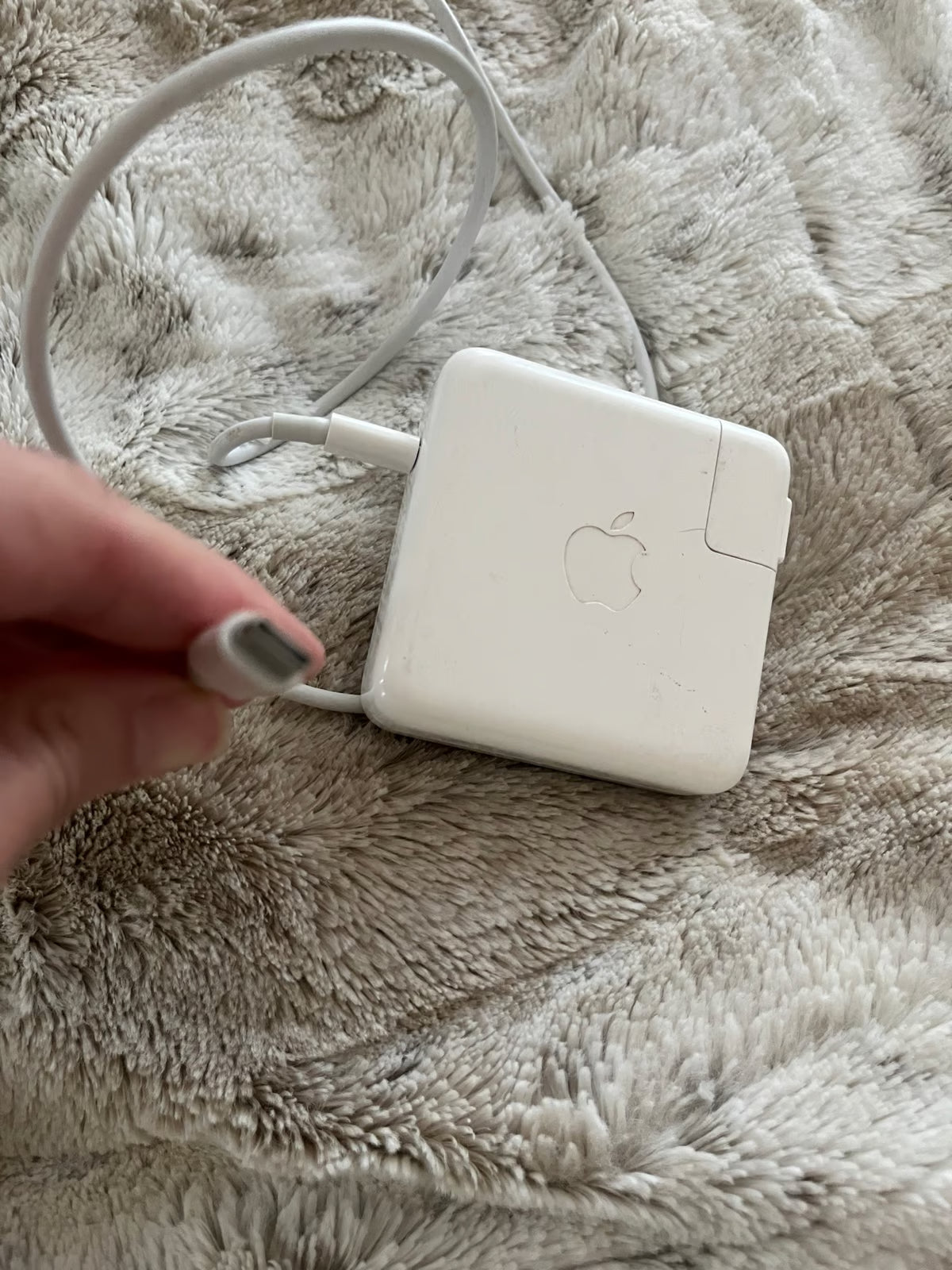 MacBook Pro 2020 13鈥?M1 w 8 G Memory* Charger included 6P37