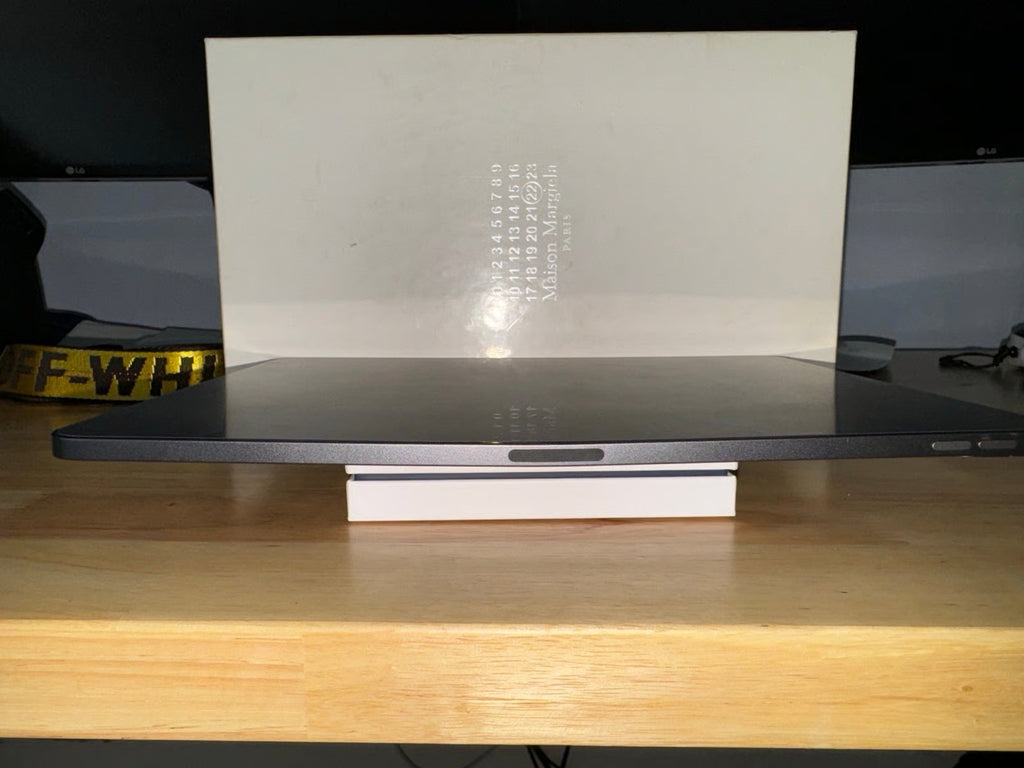 iPad Pro WIFI 12.9 Inch 5th Gen with Magic Keyboard 1S19