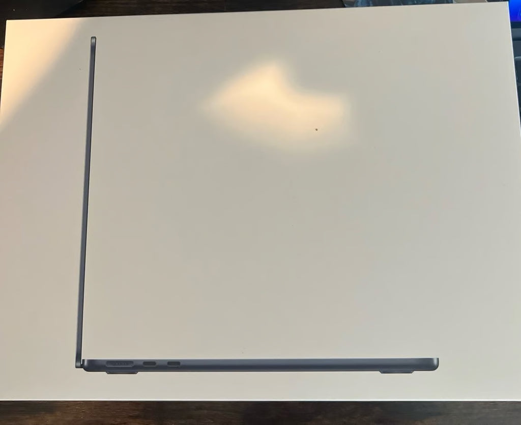 2024 Apple Macbook Air 13in. 8gb 256 SSD 1M57