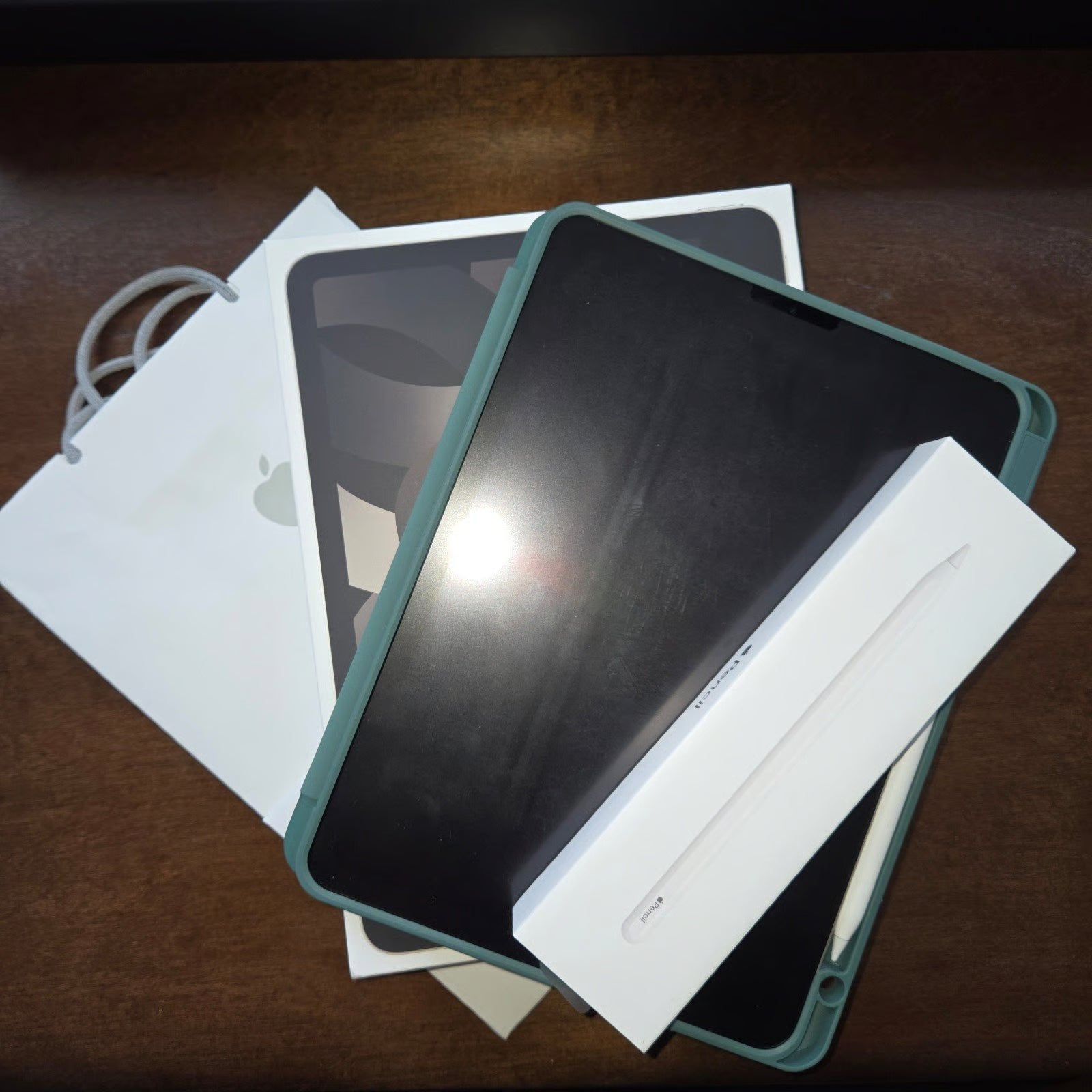 Apple iPad Air 5th Generation 256 GB in Starlight with Apple Pencil 2nd Gen 1P52