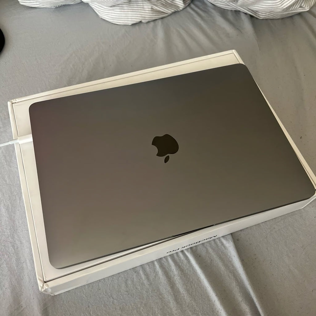 MacBook Pro 13inch M2 Chip 8K38