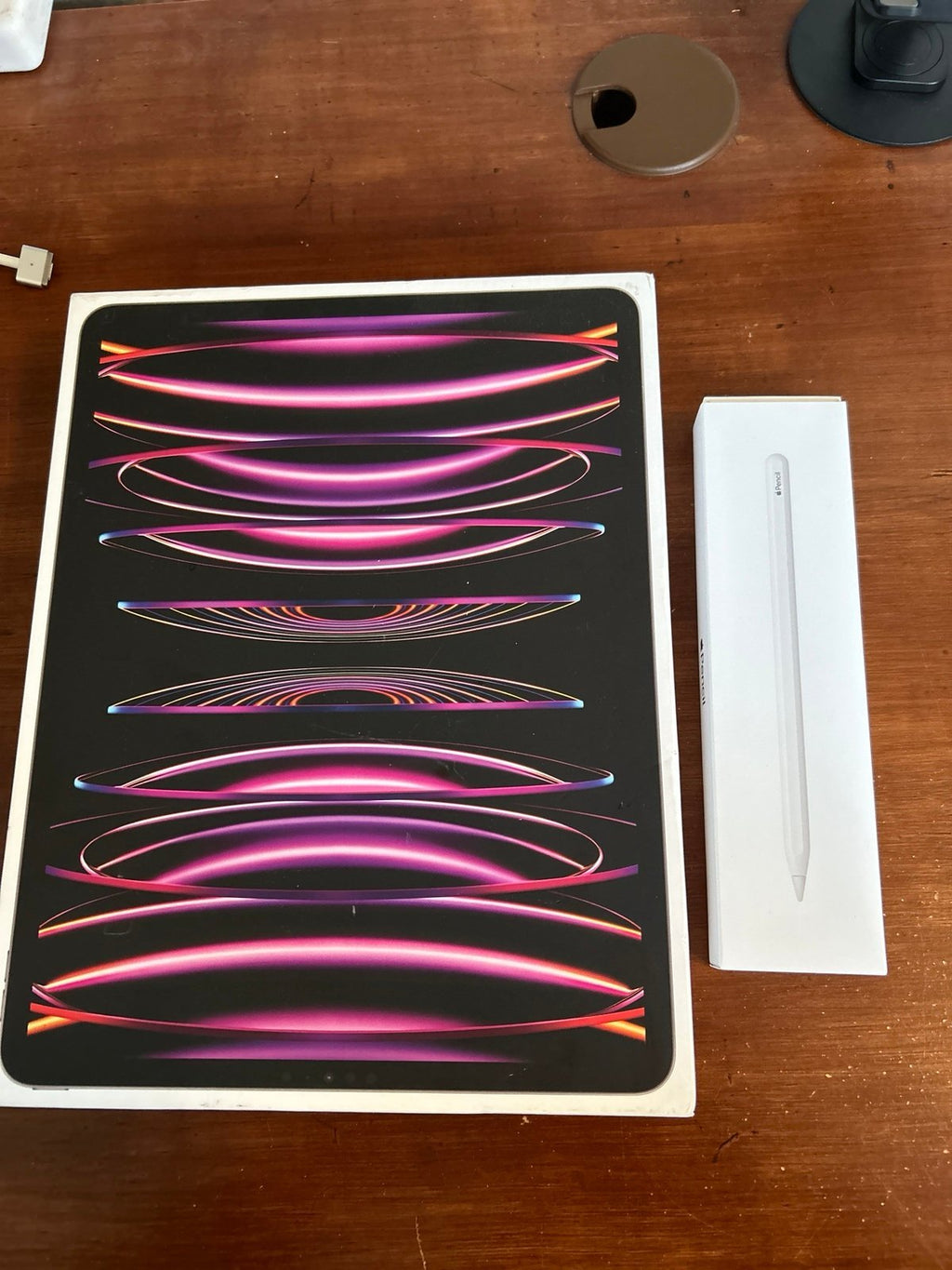 IPad Pro 6th generation 128gb WIFI + Cellular Bundle 2G28