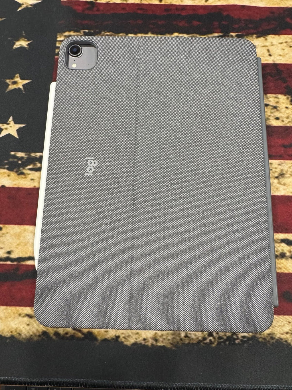 Apple IPad Pro 11 (AT&T) with Logi keyboard and Apple Pencil 7V27