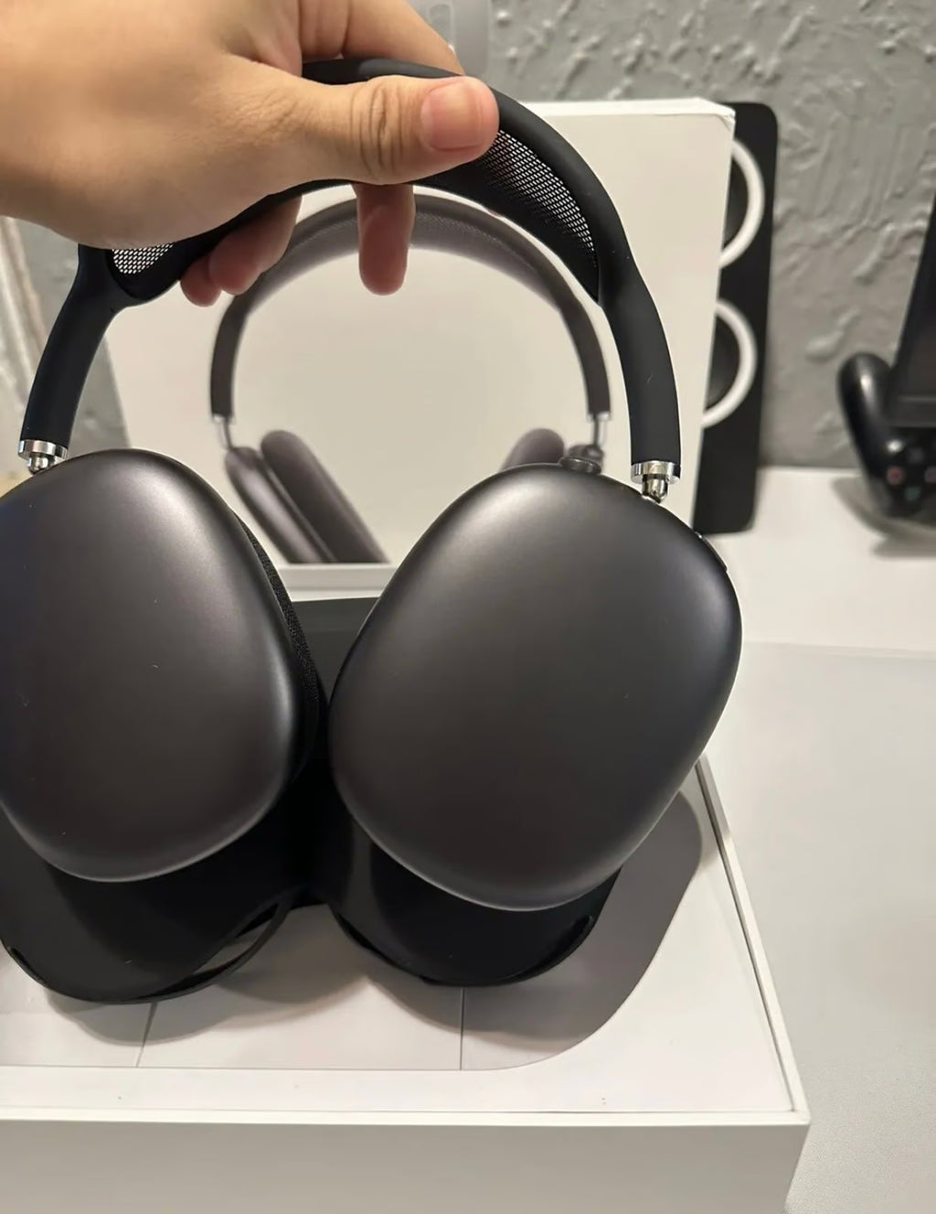 Apple AirPods Pro Max Space Gray with Wireless Charging Case *Refurbished* 3O17