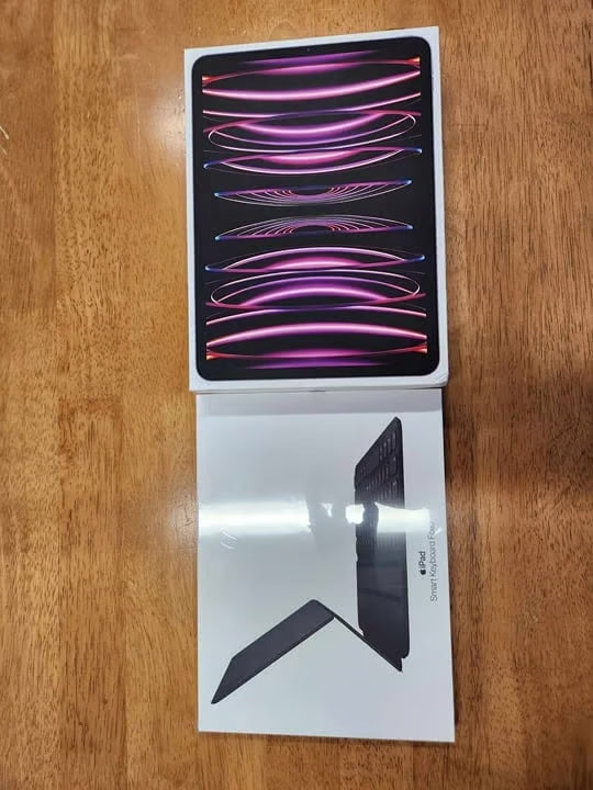 iPad Pro 11-inch 4th Gen and Smart Keyboard 8X22