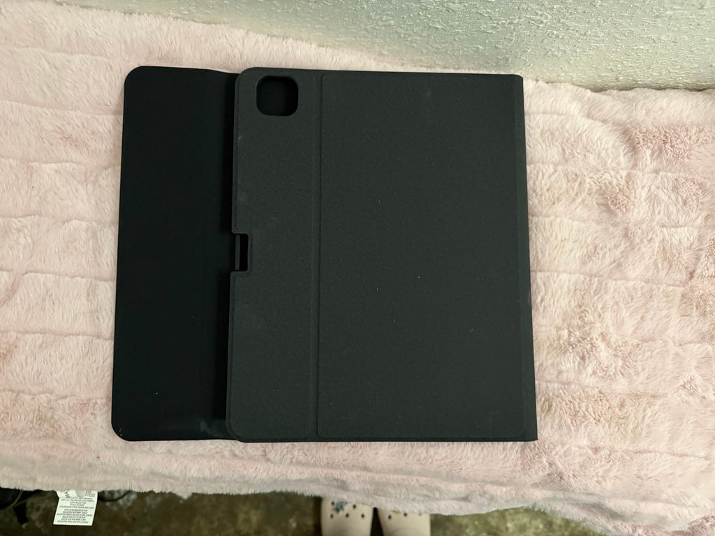 iPad Pro 12.9�?(6th Gen) - Great Condition + Keyboard 6M66