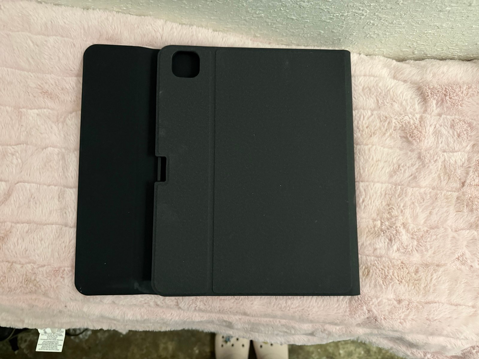 iPad Pro 12.9�?(6th Gen) - Great Condition + Keyboard 6M66