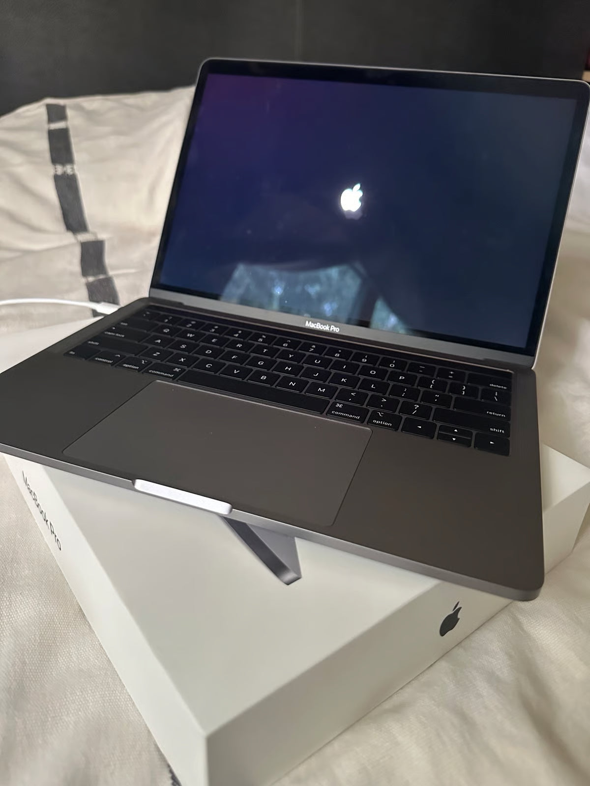 Apple Macbook Pro A1989 13in. Core i5 2.3 GHz  256GB SSD 1W79