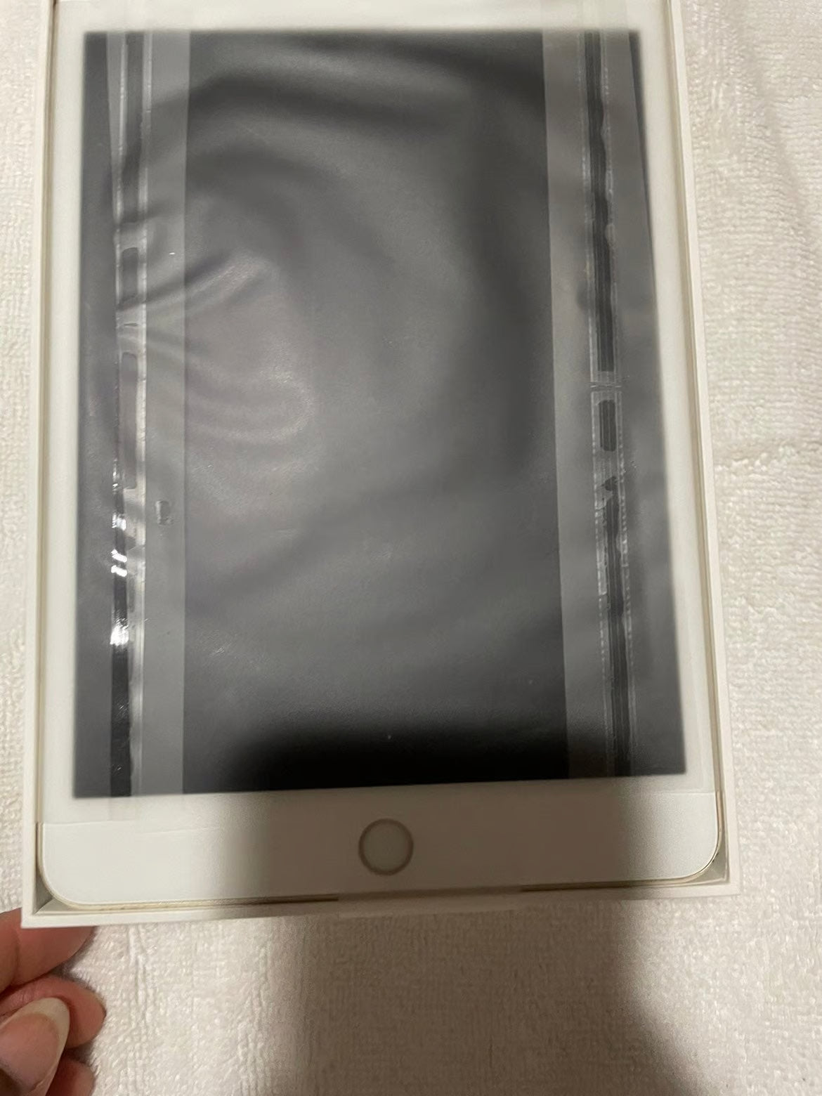 Apple iPad Mini 4th Generation 64 GB in Gold 6P77