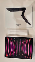 Apple iPad 12.9-inch iPad Pro (6th Gen) Wi-Fi + Cellular 128GB with accessories 5A73