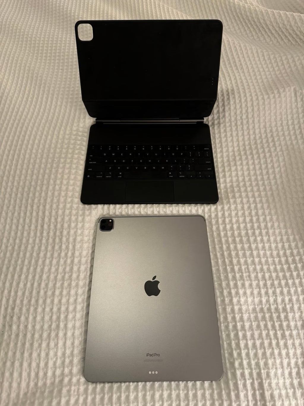 iPad Pro 12.9鈥?6th gen (512GB/Wifi) + Apple Magic Keyboard 6B35