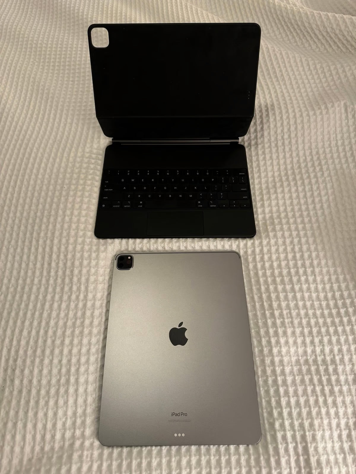 iPad Pro 12.9鈥?6th gen (512GB/Wifi) + Apple Magic Keyboard 6B35