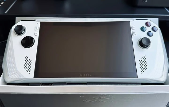 ASUS ROG Ally Z1 Extreme 512GB- Barely Used Mint condition 2O19