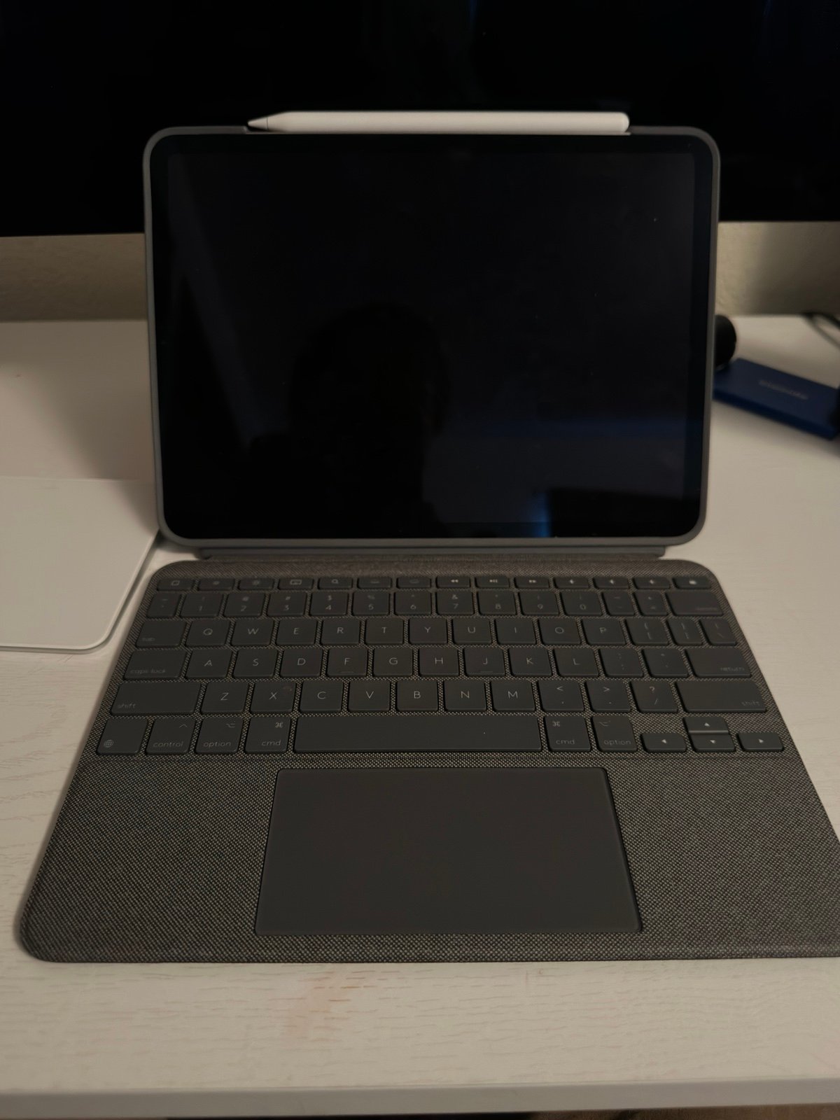 Apple iPad Pro M2 with Logitech Combo Touch and Apple Pencil 6Q31