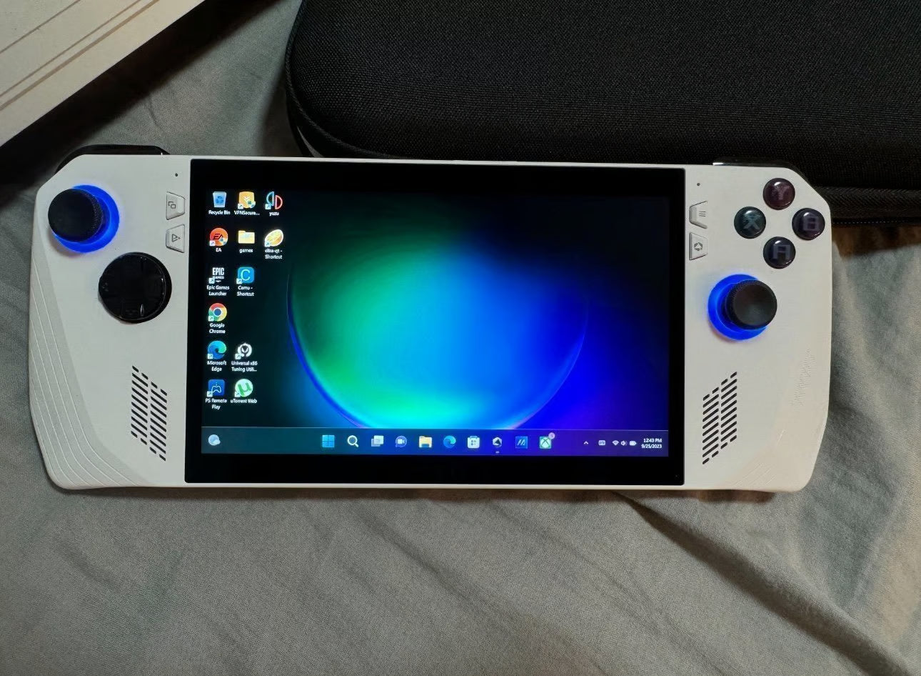 ASUS ROG ALLY Z1 EXTREME W/ Case 7B13