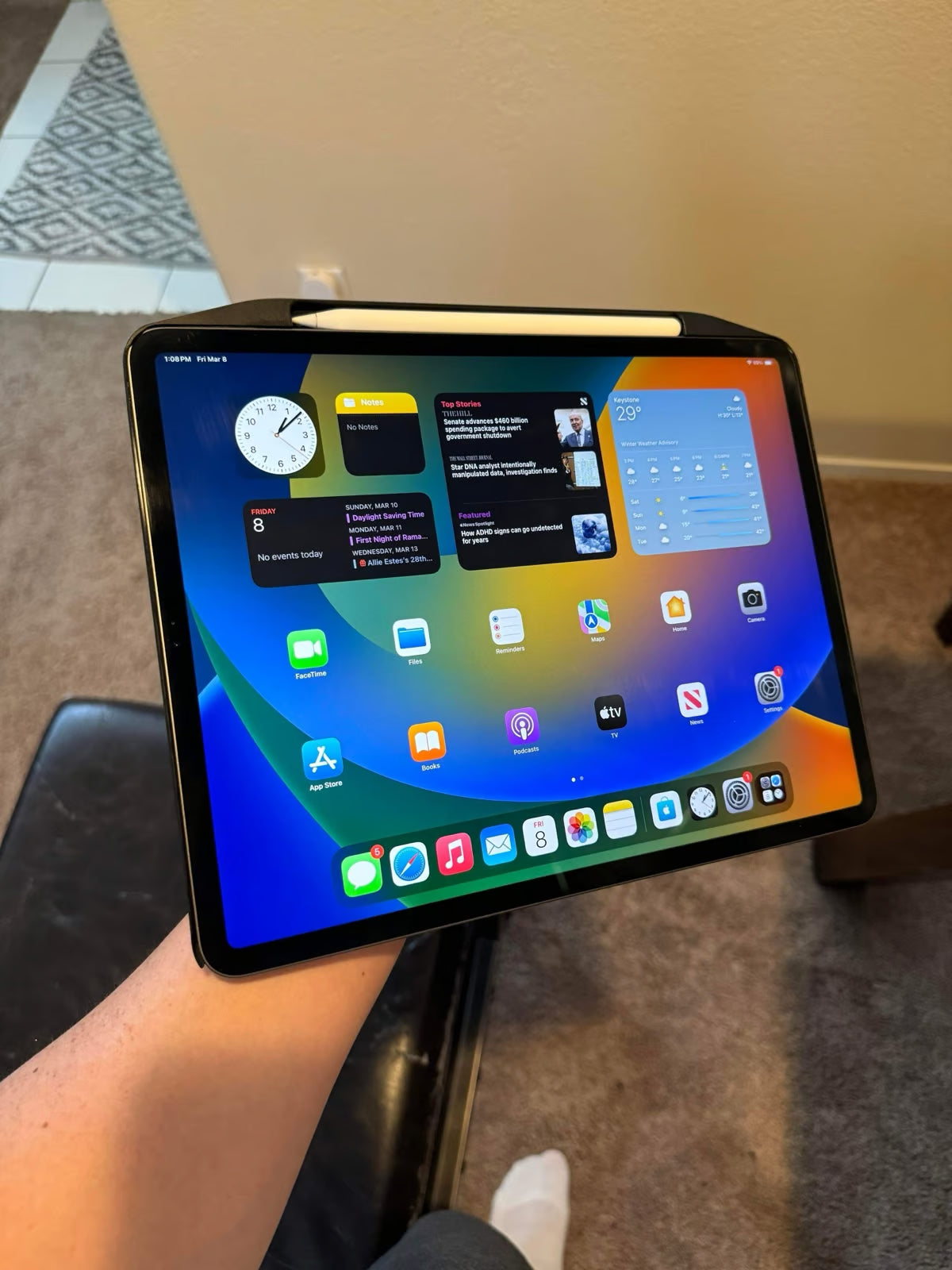 iPad Pro 12.9 3rd Gen (256GB) - w/Apple Pencil and Magic Keyboard 6B99