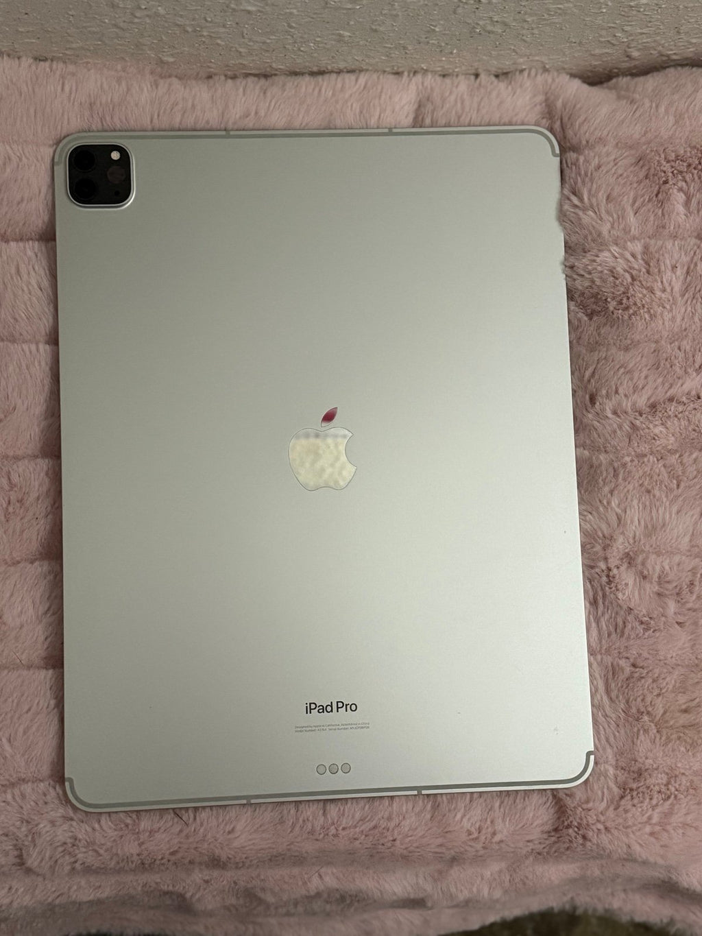 iPad Pro 12.9�?(6th Gen) - Great Condition + Keyboard 6M66