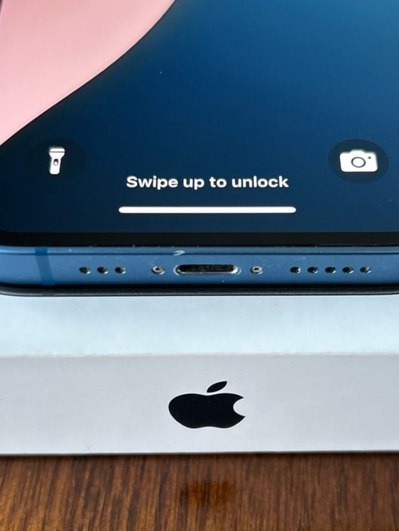 iphone 13 unlocked 128 GB + box and new charger 9Z23