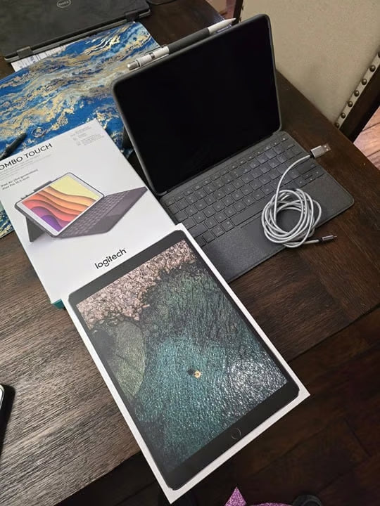 iPad Pro 10.5 with Logi Keyboard Case and Apple Pencil 2J28