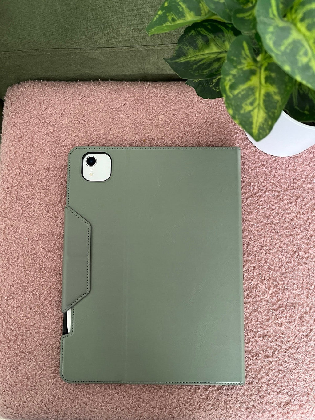 iPad Pro 11 inch 1st Generation + Apple Pencil 2nd Gen (with case) 3Z76