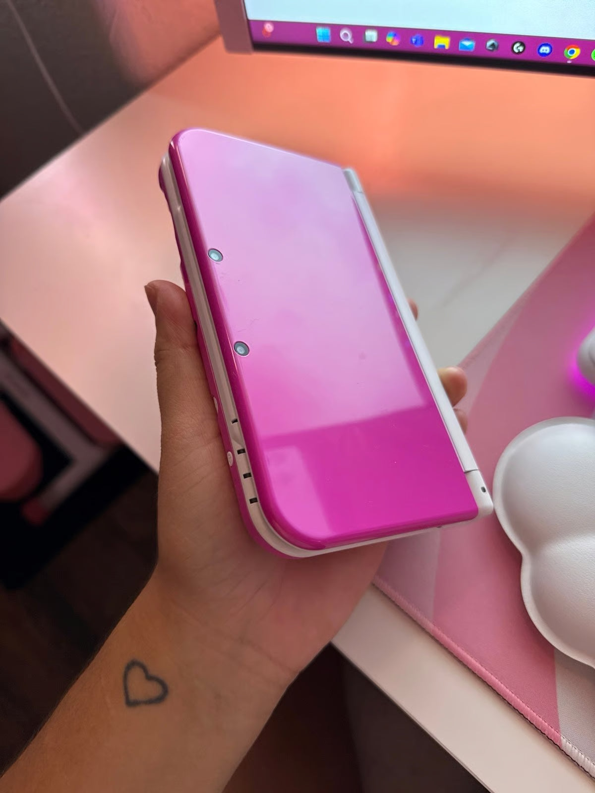 New Nintendo 3DS XL in Pink w/ 256gb sd card