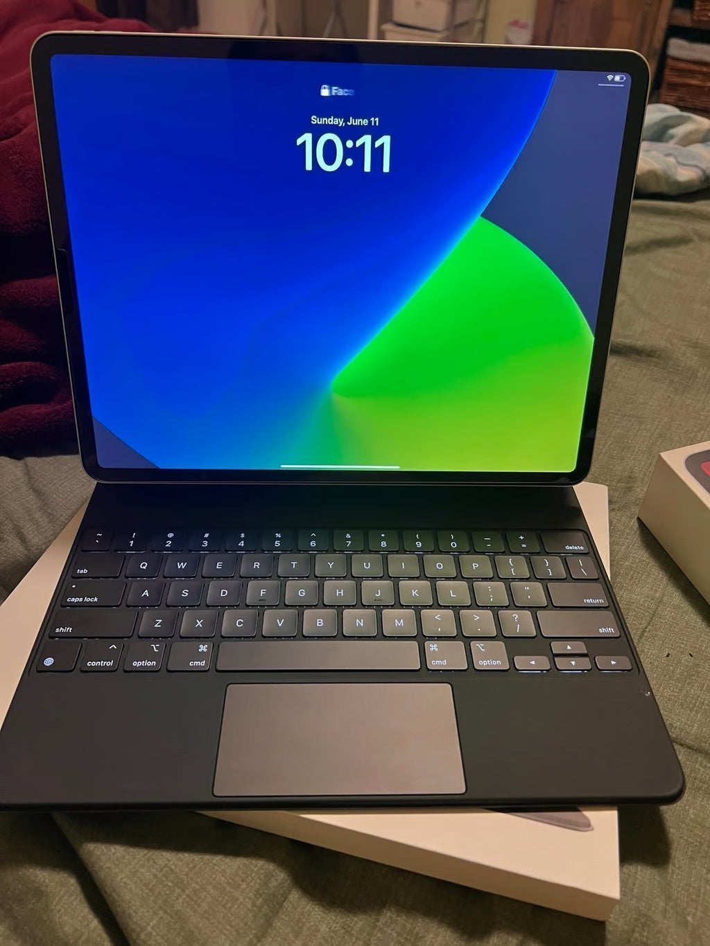 Apple iPad Pro 12.9 4th Gen 128 GB/ Magic Keyboard 5W86