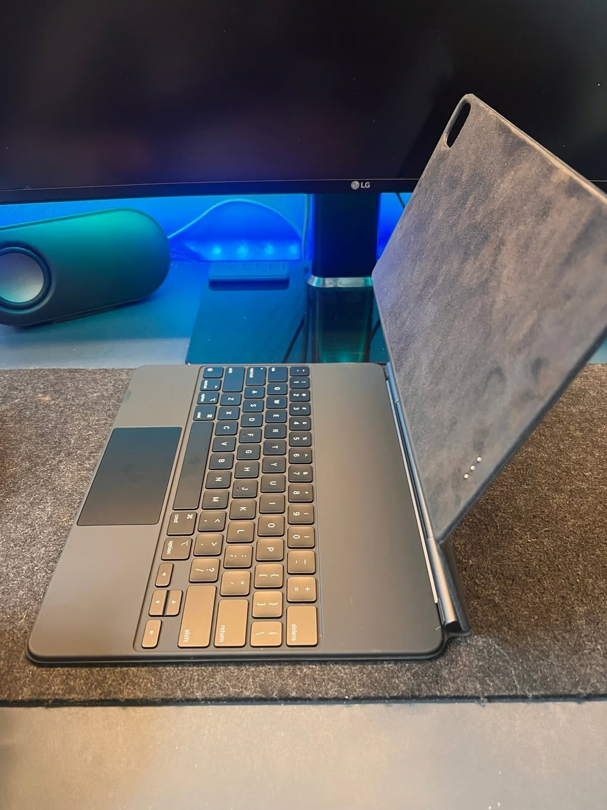 Apple iPad Pro 12.9 4th Gen 128 GB/ Magic Keyboard 5W86