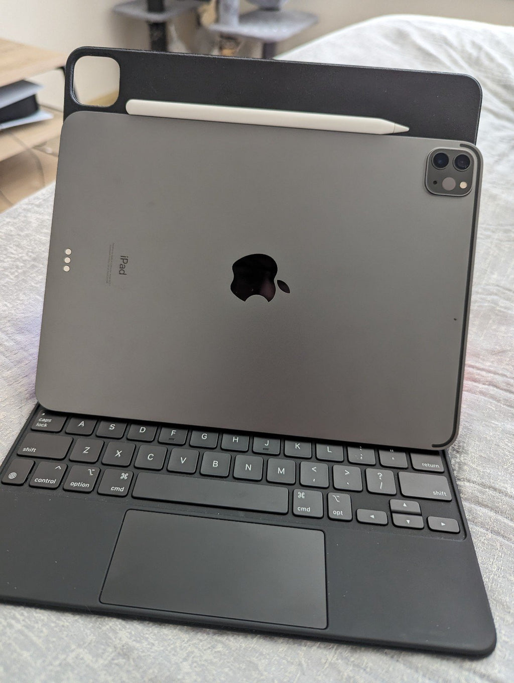 11"" iPad Pro 3rd Gen 128GB M1 Like New w/accessories 7K15