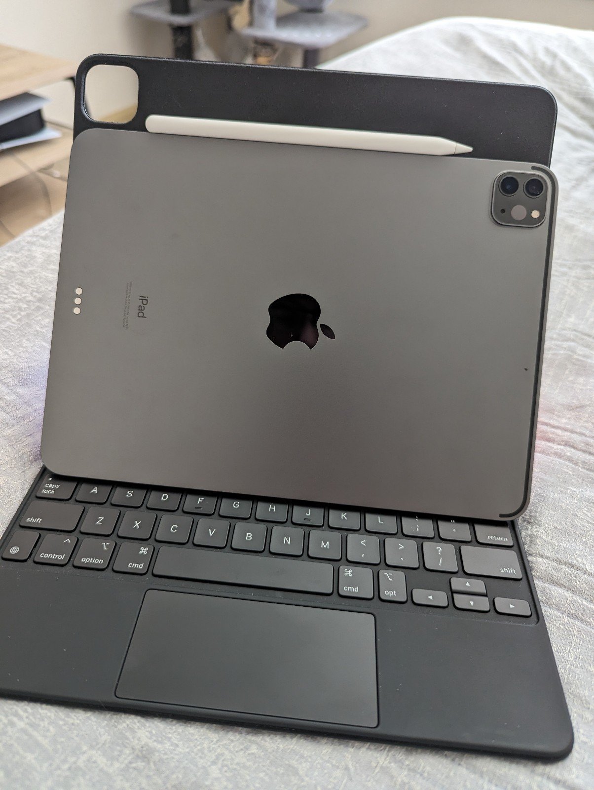 11"" iPad Pro 3rd Gen 128GB M1 Like New w/accessories 7K15