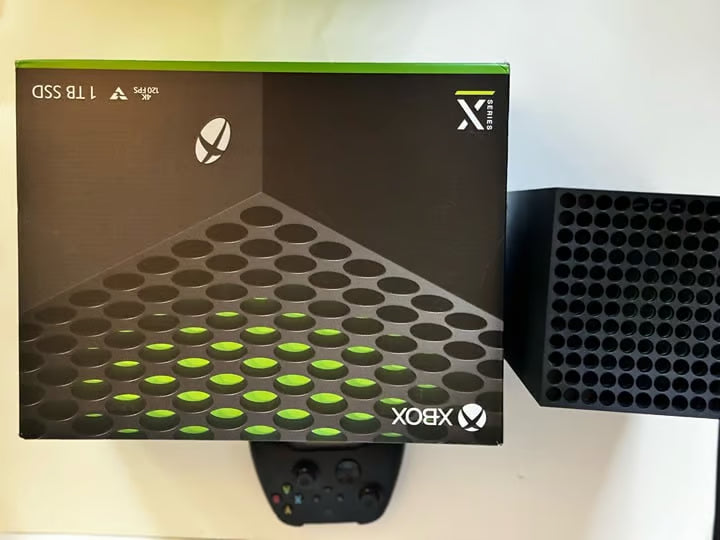 Xbox series x console & Controller 8U57