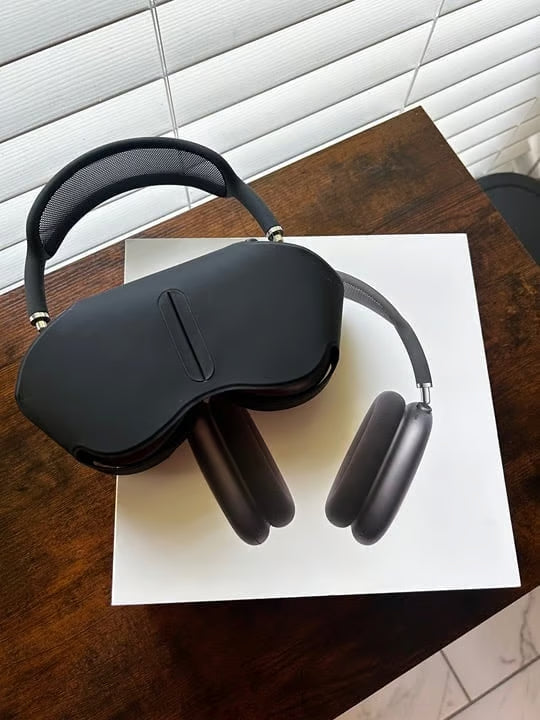 Apple Airpods Max Headphones with smart case 2H19