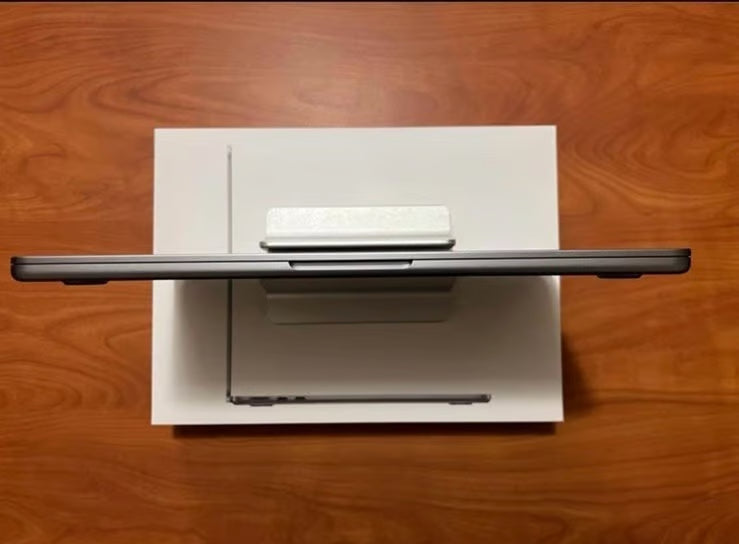 M2 MacBook Air 13 in 256gb 16gb Ram 8L83